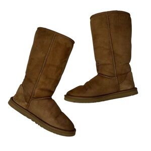 UGG AUSTRALIA WOMEN'S
CLASSIC BOOT CHESTNUT‎ SIZE 7